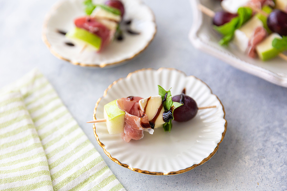 brie and prosciutto skewers with apple and grape